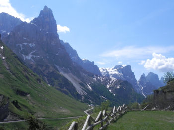 Panorama sul Cimon e sulle Pale al Passo Rolle (35100 bytes)